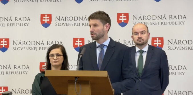 Šimečka odmieta, že PS chce rušiť Benešove dekréty. Tvrdí, že vláda si vyrába umelý konflikt – VIDEO