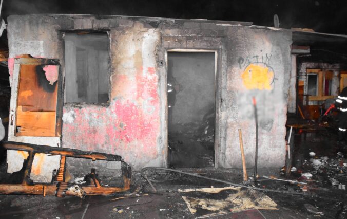 Tragédia v Kozárovciach, pri požiari domu prišla o život žena a tri deti – FOTO