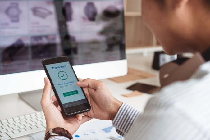 Prieskum Visa: Takmer polovica Slovákov sa počas nakupovania online stretla s podozrivými reklamami