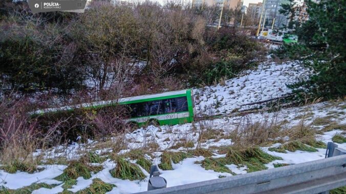 V Košiciach havaroval autobus MHD, prešiel do protismeru a zišiel dole svahom – FOTO
