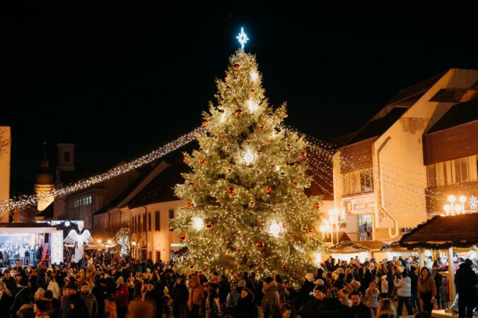 Centrum Trnavy žije adventnými trhmi, na Trojičnom námestí rozsvietili vianočný stromček