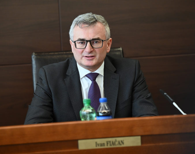 Fiačan v pléne apeloval na poslancov, súd pre neobsadené miesto nemôže prijať meritórne rozhodnutia