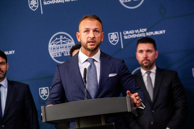 Šutaj Eštok nechápe, prečo premiér Fico stále stojí za Lajčákom, pripomenul aj jeho kontakty s Epsteinom