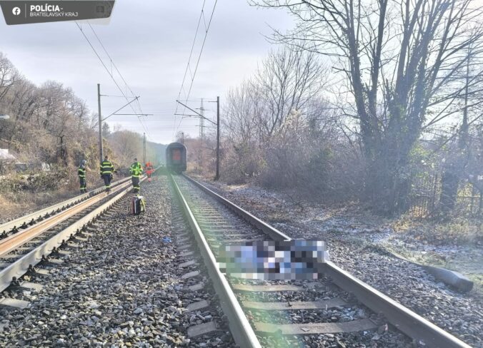 Tragédia pri Železnej studničke, vlak zrazil muža a železničná doprava v úseku je výrazne obmedzená – FOTO