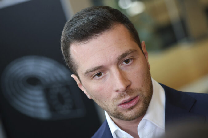 Líder francúzskej krajnej pravice Jordan Bardella dostal vajíčkom do hlavy