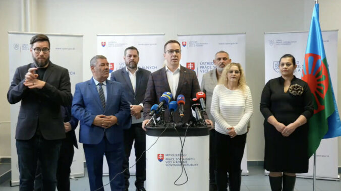 Tomáš predstavil prvé čísla programu Práca namiesto dávok, tisíce ľudí dostali ponuky a desiatkam už hrozí krátenie dávky – VIDEO