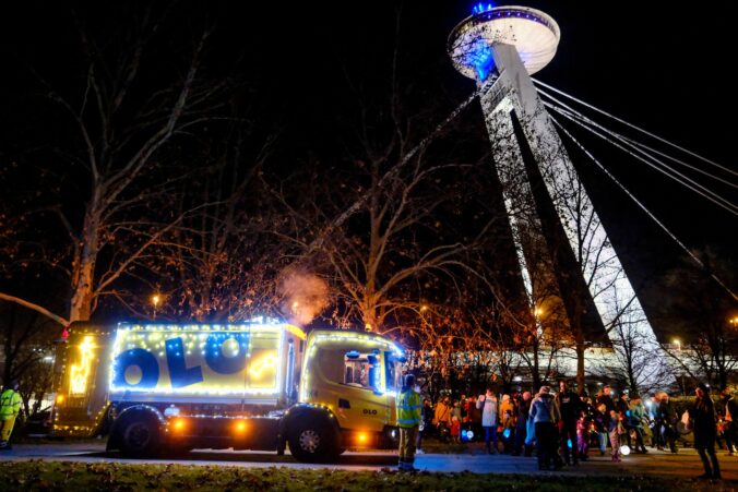 Vianočné smetiarske auto vyráža do ulíc hlavného mesta – FOTO