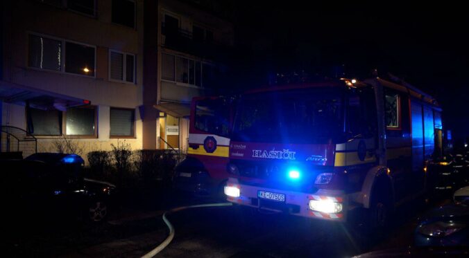 Požiar na desiatom poschodí bytového domu v Košiciach si vyžiadal jeden ľudský život – FOTO