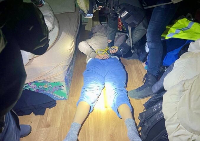 Žena nútila maloletú osobu poskytovať sexuálne služby, hrozí jej až 20 rokov väzenia – FOTO
