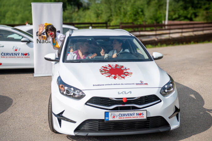 Giving Tuesday v Červenom nose – žiaci vytvorili nový outfit klaunských áut, aby potešili deti v nemocniciach