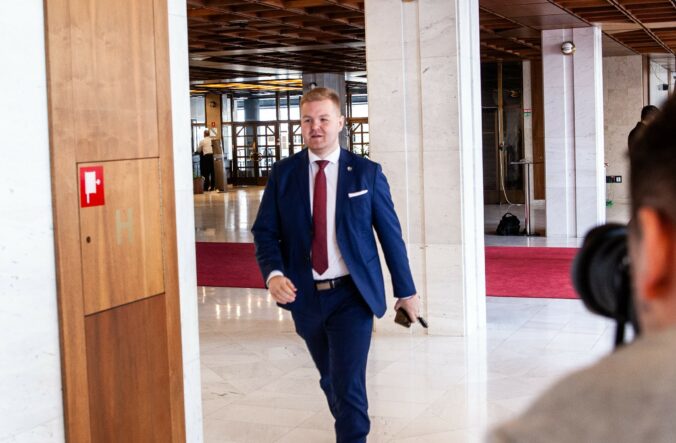 Progresívne Slovensko je podľa Barteka „nacucnuté“ na štátne peniaze, Kmec im prekazil biznis za stovky miliónov – VIDEO