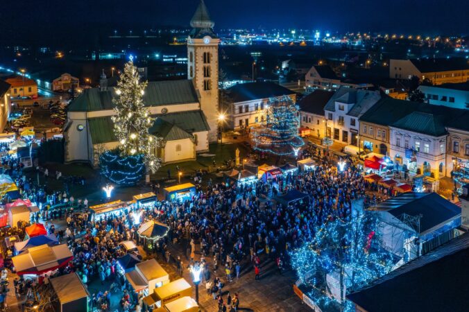 Liptovský Mikuláš prejde najväčšou sviatočnou premenou za roky, mesto zaplaví viac ako osem tisíc metrov svetelných reťazí – FOTO