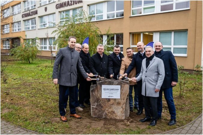 V Kráľovskom Chlmci bude nová krytá plaváreň, zástupcovia mesta a kraja poklepali základný kameň