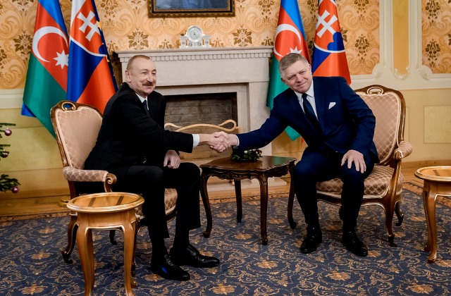 Fico sa stretol s prezidentom Azerbajdžanu, hovorili o rozvoji spolupráce v energetike aj obrannom priemysle – FOTO