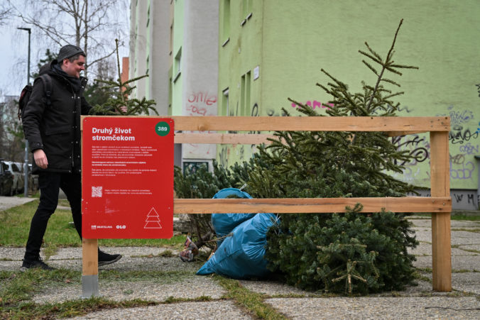 Vianoce ešte neprišli a v Bratislave už rozmiestňujú ohrádky na stromčeky, ktoré sa ďalej zužitkujú