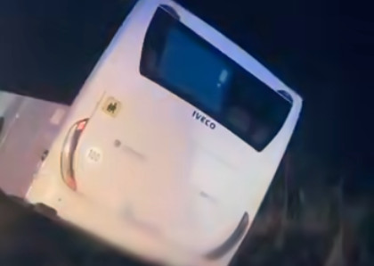 Autobus pri Lučenci vyšiel z cesty a skončil v priekope – VIDEO