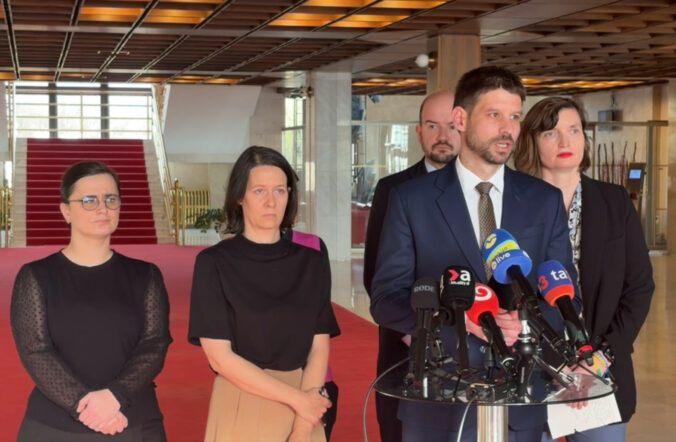 Koalícia chce prílepkom pomôcť Gašparovi, tvrdí opozícia a kritizuje aj trestanie spochybňovania Benešových dekrétov – VIDEO, FOTO