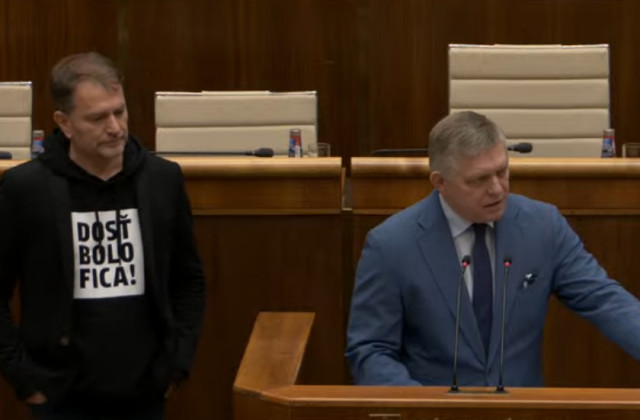 Matovič stál na Hodine otázok premiérovi za chrbtom, mal na sebe nápis „Dosť bolo Fica!“ – VIDEO