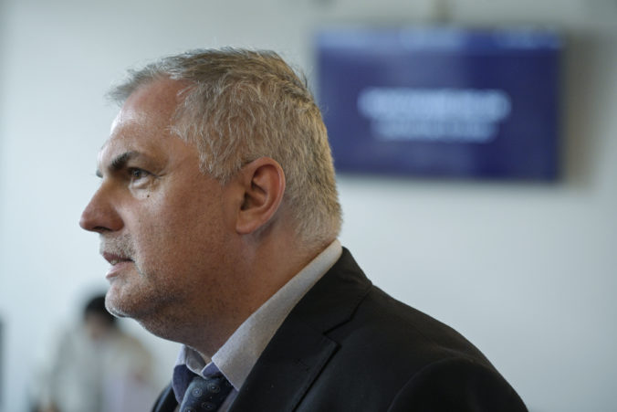 Michelko chce presadiť týždňové vylúčenie kolegov z pléna za rušenie schôdze