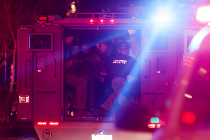 Polícia pátra po páchateľovi, ktorý zabil dvoch ľudí na univerzite v USA – FOTO