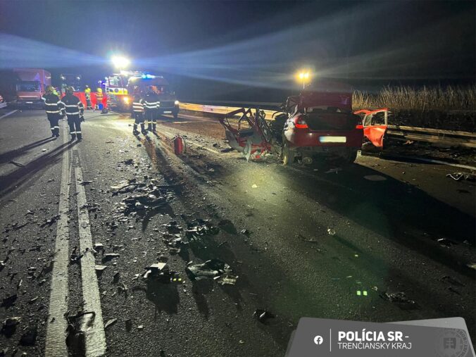 Tragická nehoda na diaľnici D1 pri Trenčíne si vyžiadala dve obete – FOTO