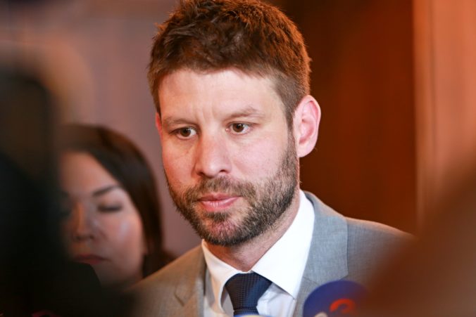 Šimečka kritizuje Fica za pohŕdanie parlamentom, z výboru pred európskym samitom podľa Marcinkovej zbabelo ušiel – VIDEO