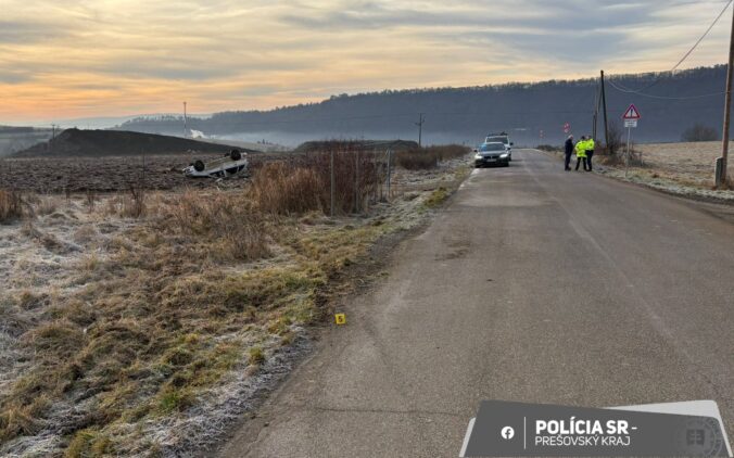 Tragická nehoda v okrese Prešov, vodič zišiel mimo cestu a auto skončilo prevrátené na streche – FOTO