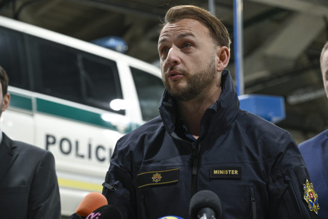 Štátu chýba takmer štyritisíc policajtov, Šutaj Eštok chce prilákať naspäť výsluhových dôchodcov