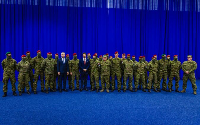 Pellegrini a Kaliňák navštívili slovenských vojakov v misii KFOR, prezident zapálil aj štvrtú adventnú sviečku – VIDEO, FOTO
