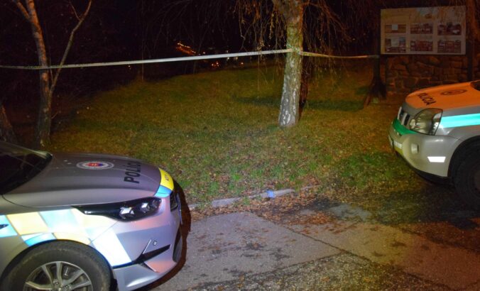 Pokus o vraždu v Leviciach, 22-ročná žena skončila po páde z Kalvárie v nemocnici – FOTO