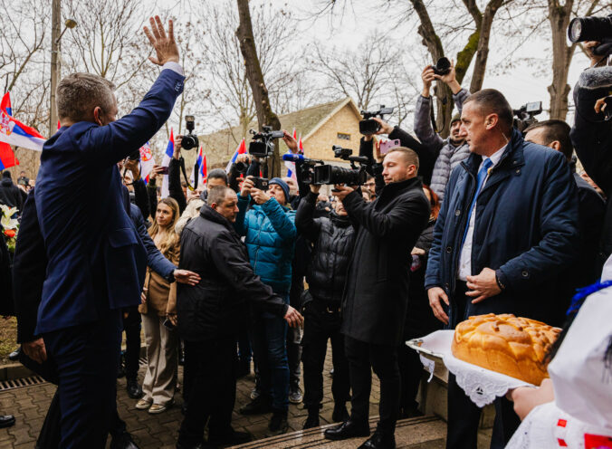 Napätie počas Pellegriniho návštevy v Báčskom Petrovci, skupinu srbských Slovákov obkľúčila polícia – VIDEO