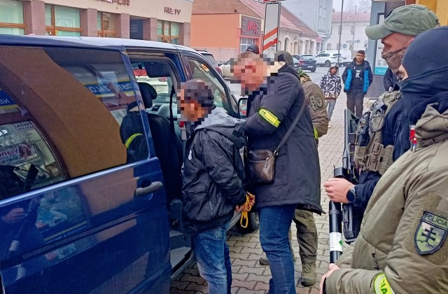 Polícia obvinila muža a ženu z obchodovania s ľuďmi, páchatelia si na mušku mali brať osoby bez domova – FOTO