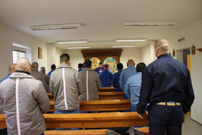 Dvesto odsúdených strávi vianočné sviatky mimo väzenských ústavov