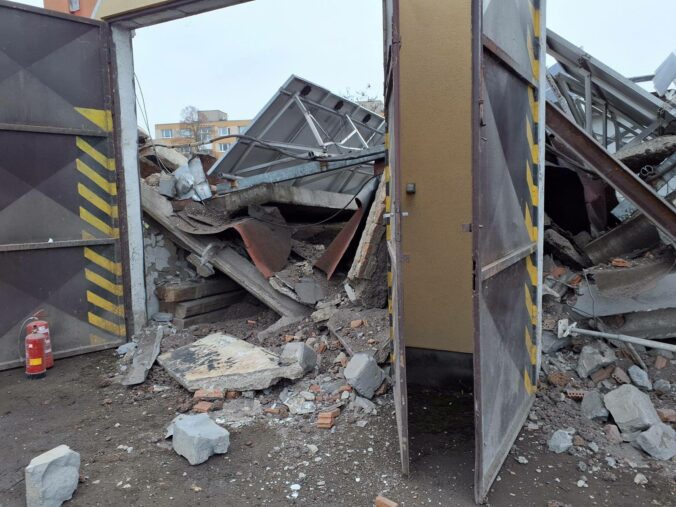 Vo Veľkých Kapušanoch sa v areáli firmy zrútila časť strechy, v objekte sa nachádzali osoby – FOTO