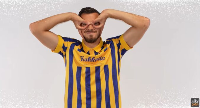 Legionári Niké ligy si trúfli na slovenskú vianočnú klasiku. Tóny kolísali, nadšenie víťazilo – VIDEO