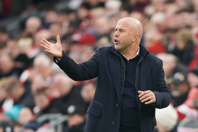 Slabé štandardky ničia nádeje Liverpoolu na prvú štvorku Premier League, myslí si kouč Arne Slot