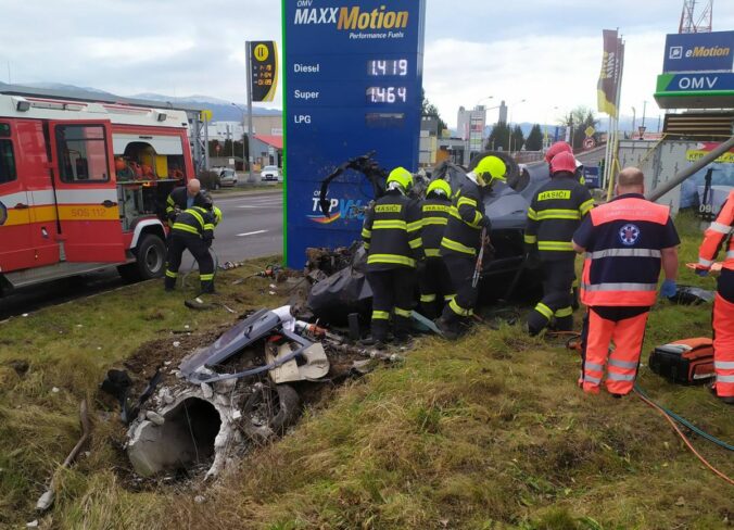 Tragická nehoda v Prievidzi, zdemolované auto ľudia dlho ignorovali – FOTO