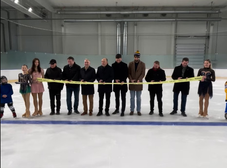 Rožňava sa pýši zrekonštruovaným zimným štadiónom, slávnostné otvorenie sprevádzalo verejné korčuľovanie – VIDEO