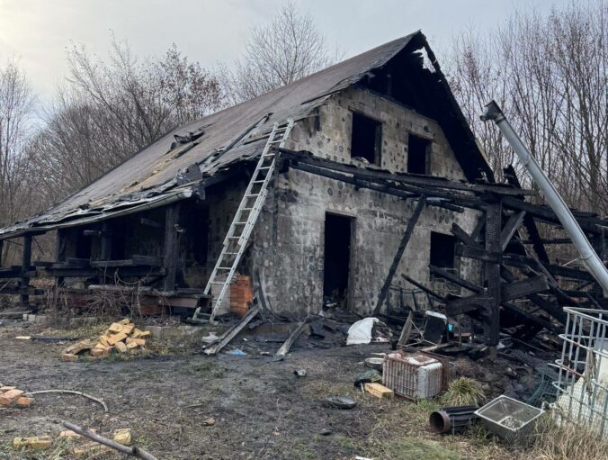 Druhý sviatok vianočný poznačil smrteľný požiar, z horiaceho domu sa osobu nepodarilo zachrániť – FOTO