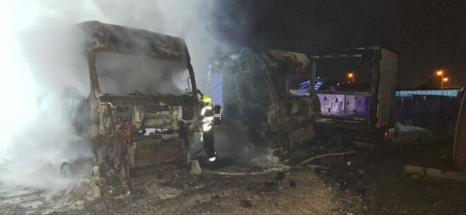 Požiar nákladných vozidiel v Michalovciach bol úmyselný, škoda presiahla 300-tisíc eur