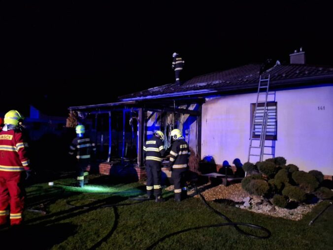Od altánku začal horieť aj rodinný dom, hasiči zasahovali v okrese Svidník aj na druhý sviatok vianočný