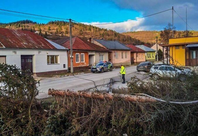 Polícia vystríha pred nepriaznivým počasím v gelnickom okrese, pre silný vietor tam padajú stromy