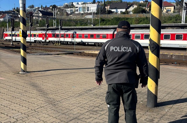Policajti môžu naďalej cestovať vlakmi zadarmo, ministerstvo vnútra vyvracia šíriace sa fámy