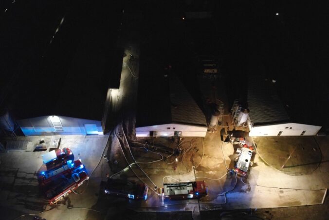 Škodu po požiari haly farmy vo Vištuku predbežne vyčíslili na viac ako pol milióna eur