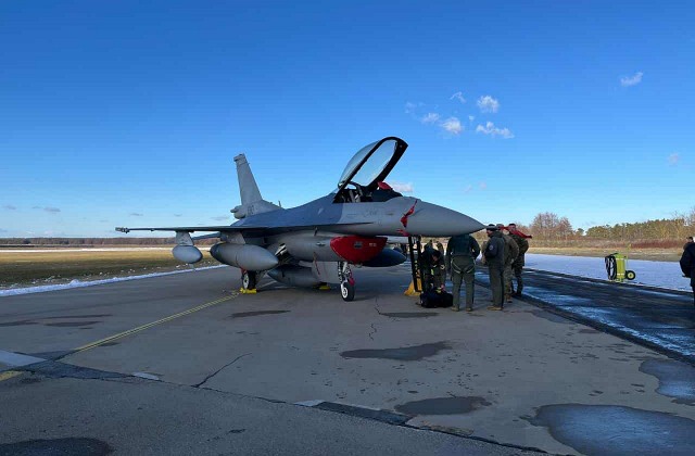 Tri stíhačky F-16 pristáli na vojenskom letisku v Kuchyni, Slovensko ich má už desať – VIDEO, FOTO
