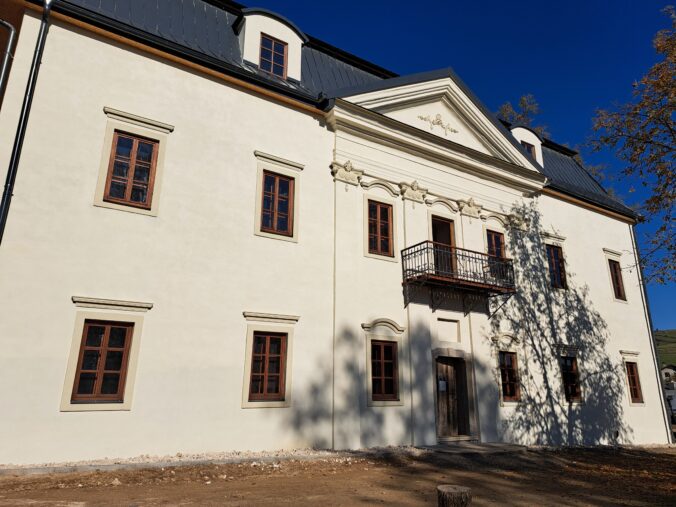 Kaštieľ v Toporci sa po desaťročiach chátrania vracia k svojej historickej podobe, obnovujú ho miestni nadšenci