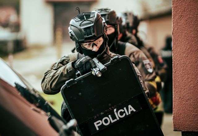 Policajti zadržali trojicu cudzincov, podozrievajú ich z výbuchov bankomatov