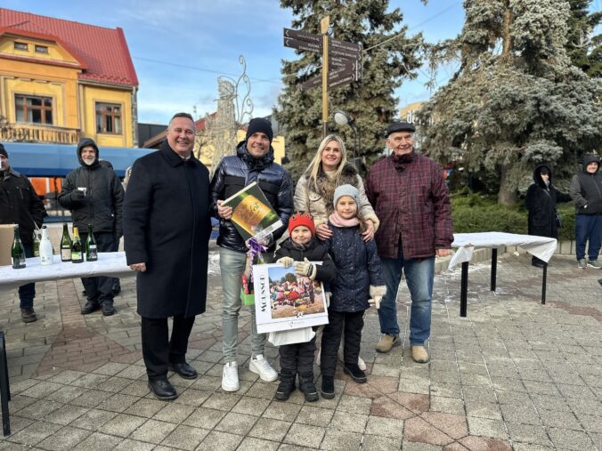 Michalovčania už po 24-krát zápolili vo vystreľovaní zátok zo šumivého vína, absolútny rekord sa nepodarilo pokoriť – FOTO