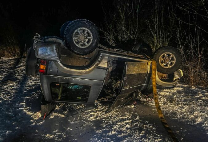 Pri dopravnej nehode na poľnej ceste v Sobranciach asistoval alkohol, zranené osoby skončili v nemocnici