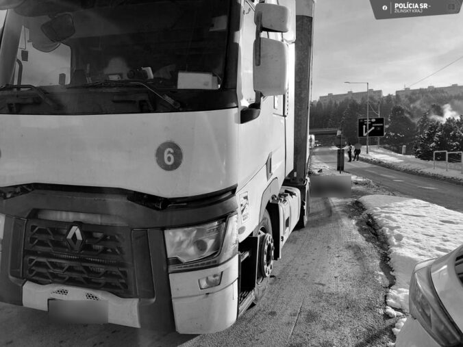 Tragédia v Dolnom Kubíne, pri dopravnej nehode zahynula 75-ročná žena, zrazilo ju nákladné vozidlo – FOTO